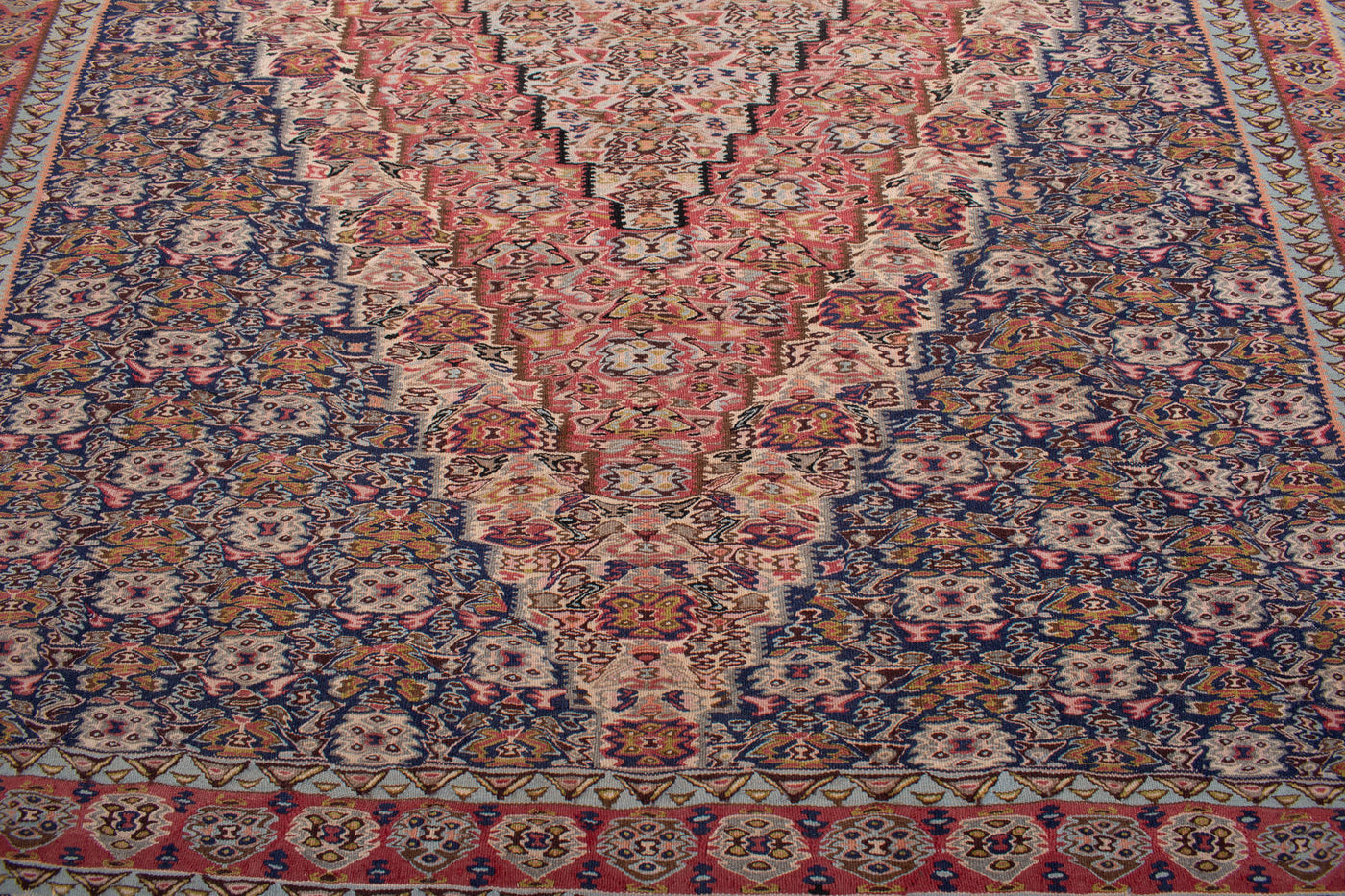 Kelim Seneh Suzani